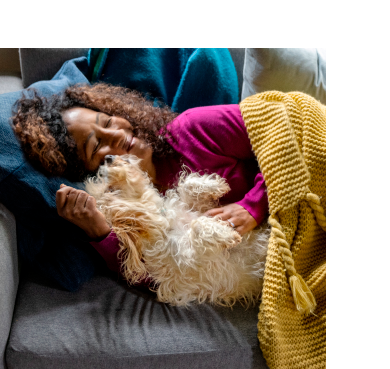 Propriétaire faisant des câlins à son chien