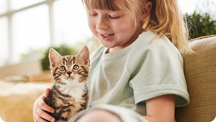 Fille avec un chat heureux