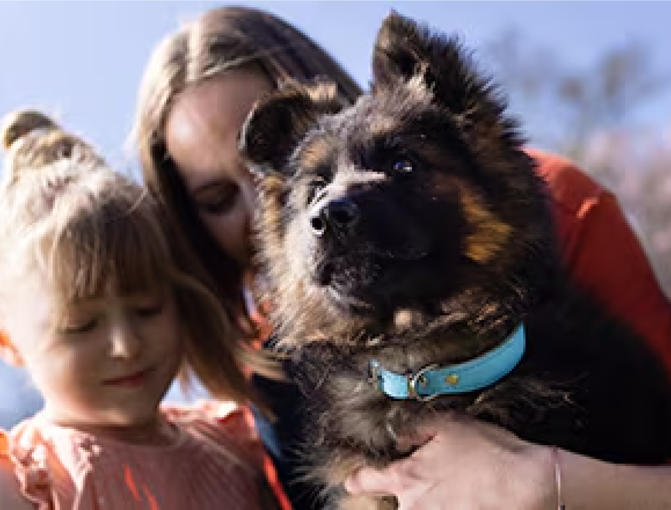 Femme et fille tenant un chiot