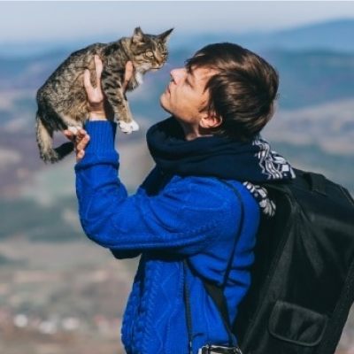 Homme en randonnée tenant un chat